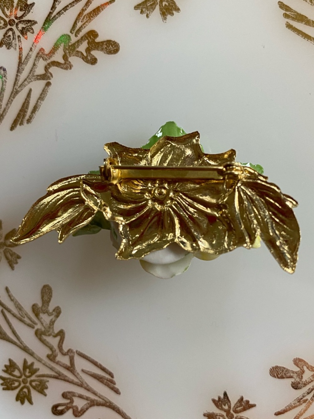 Vtg 1960’s Porcelain Pink & Green Rose Brooch with Gold Leaves 2” Grama Core - Picture 4 of 9